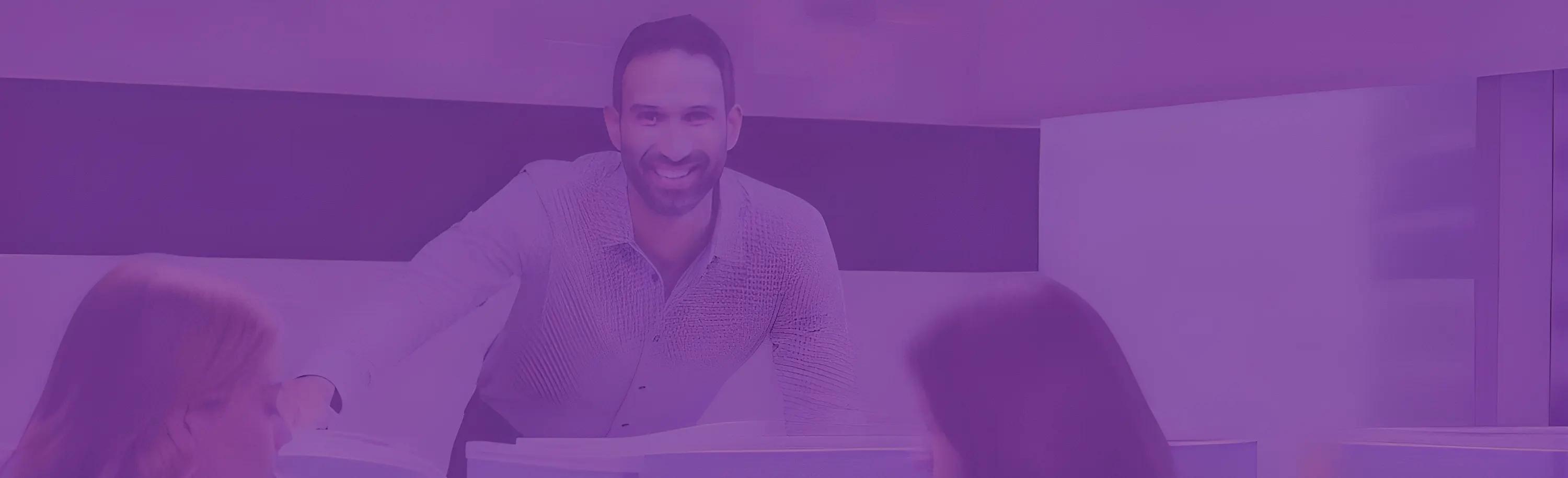 Imagem de um homem em uma sala